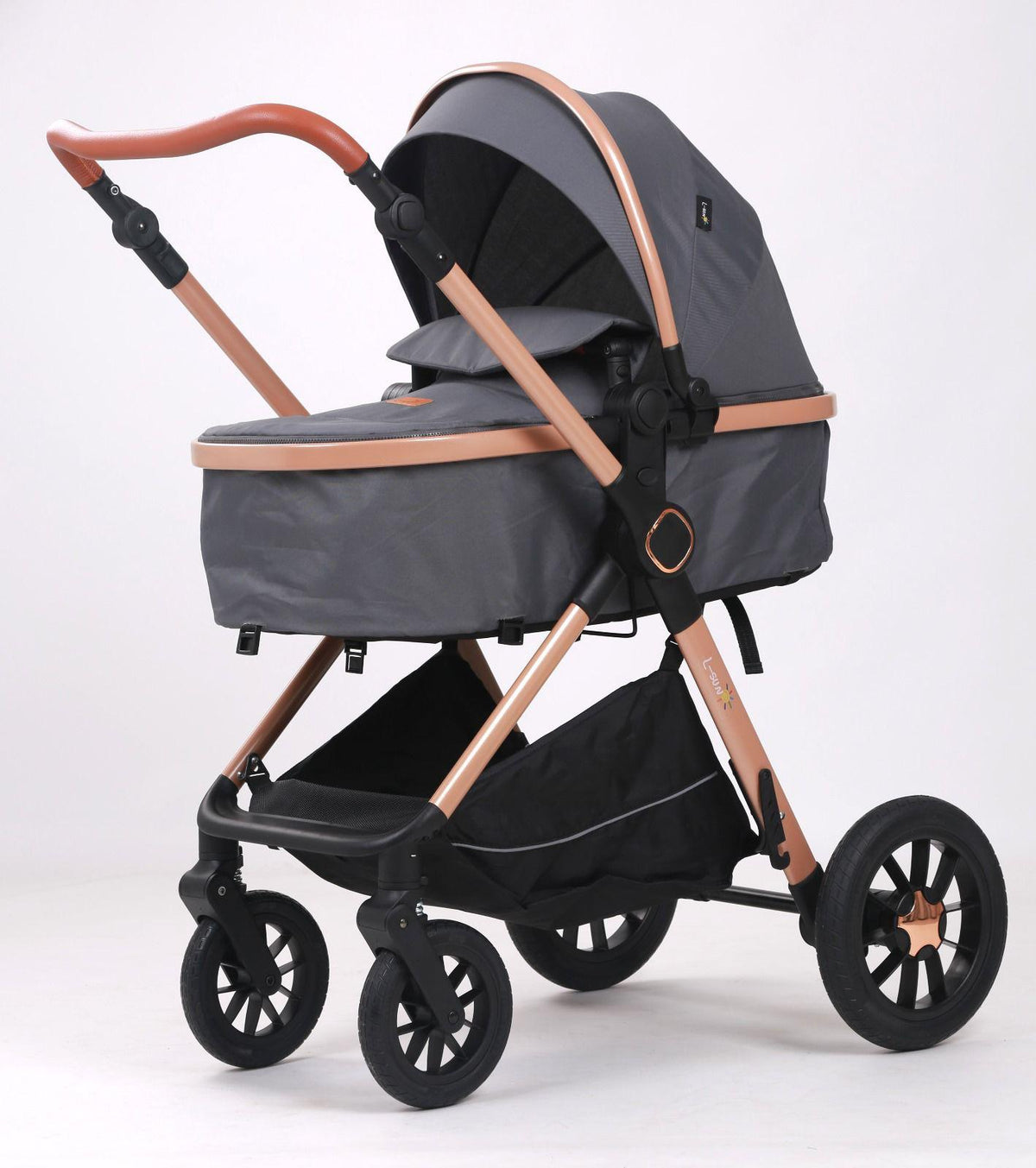 Carucior 3 in 1, L-Sun, Marina, Transformabil, Maner reversibil,  Cadrul aluminiu, Cu landou si salteluta moale, Include saculet de picioare, Geanta pentru parinti, Sustine 22 kg, Gri - gogobaby.ro