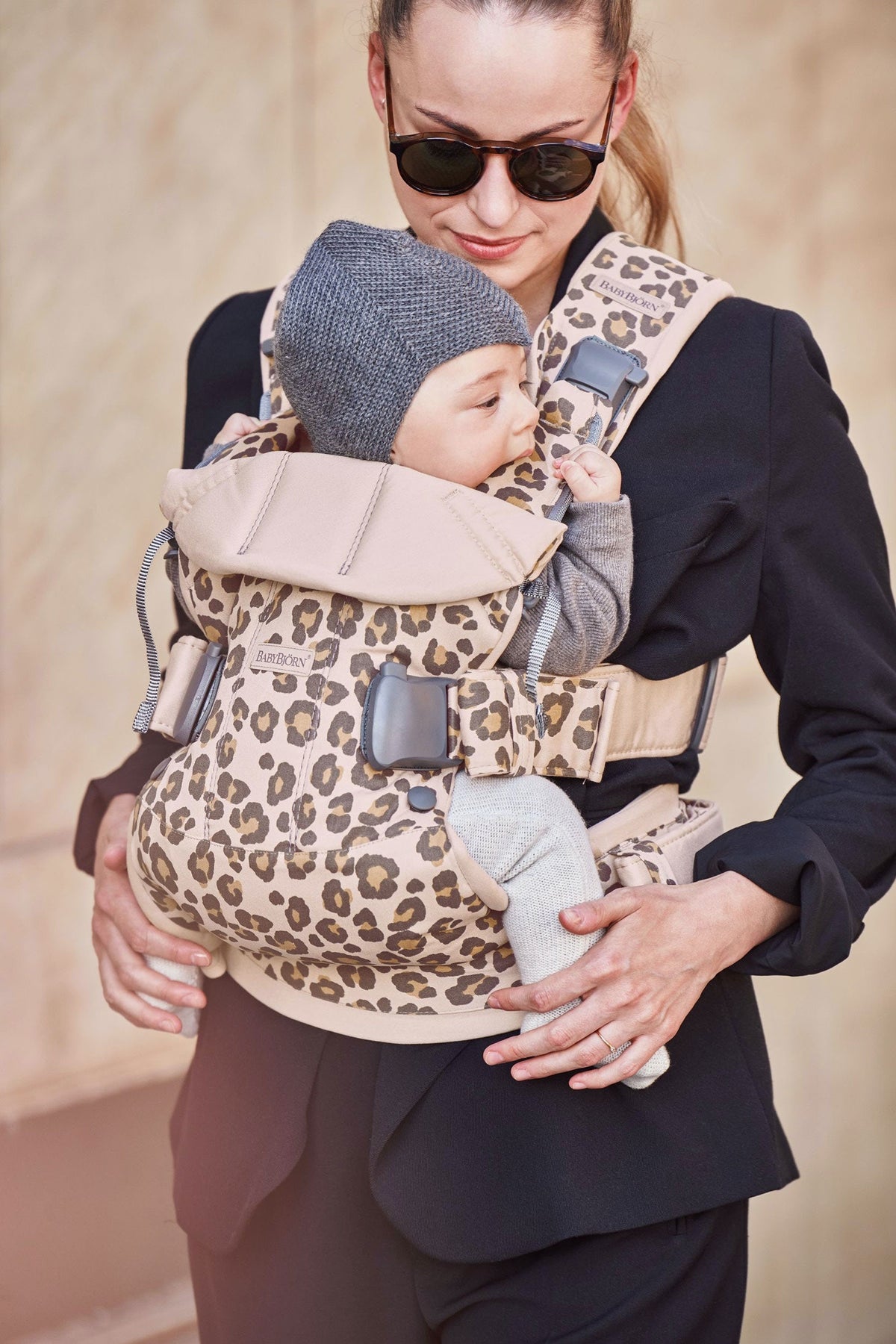 BabyBjorn - Marsupiu anatomic One, cu pozitii multiple de purtare Beige/Leopard Bumbac - Editie Limitata - gogobaby.ro
