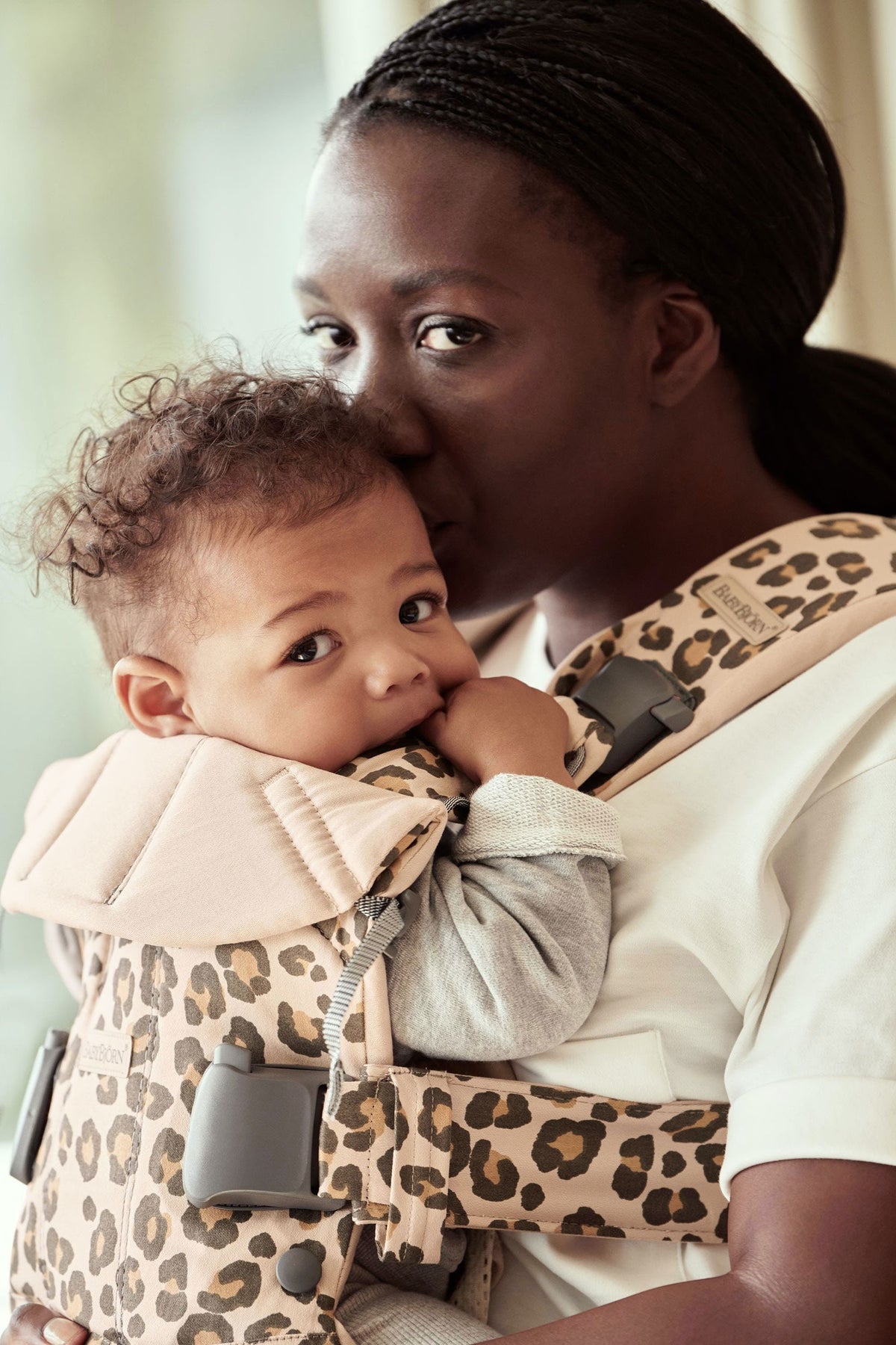 BabyBjorn - Marsupiu anatomic One, cu pozitii multiple de purtare Beige/Leopard Bumbac - Editie Limitata - gogobaby.ro
