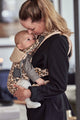 BabyBjorn - Marsupiu anatomic One, cu pozitii multiple de purtare Beige/Leopard Bumbac - Editie Limitata