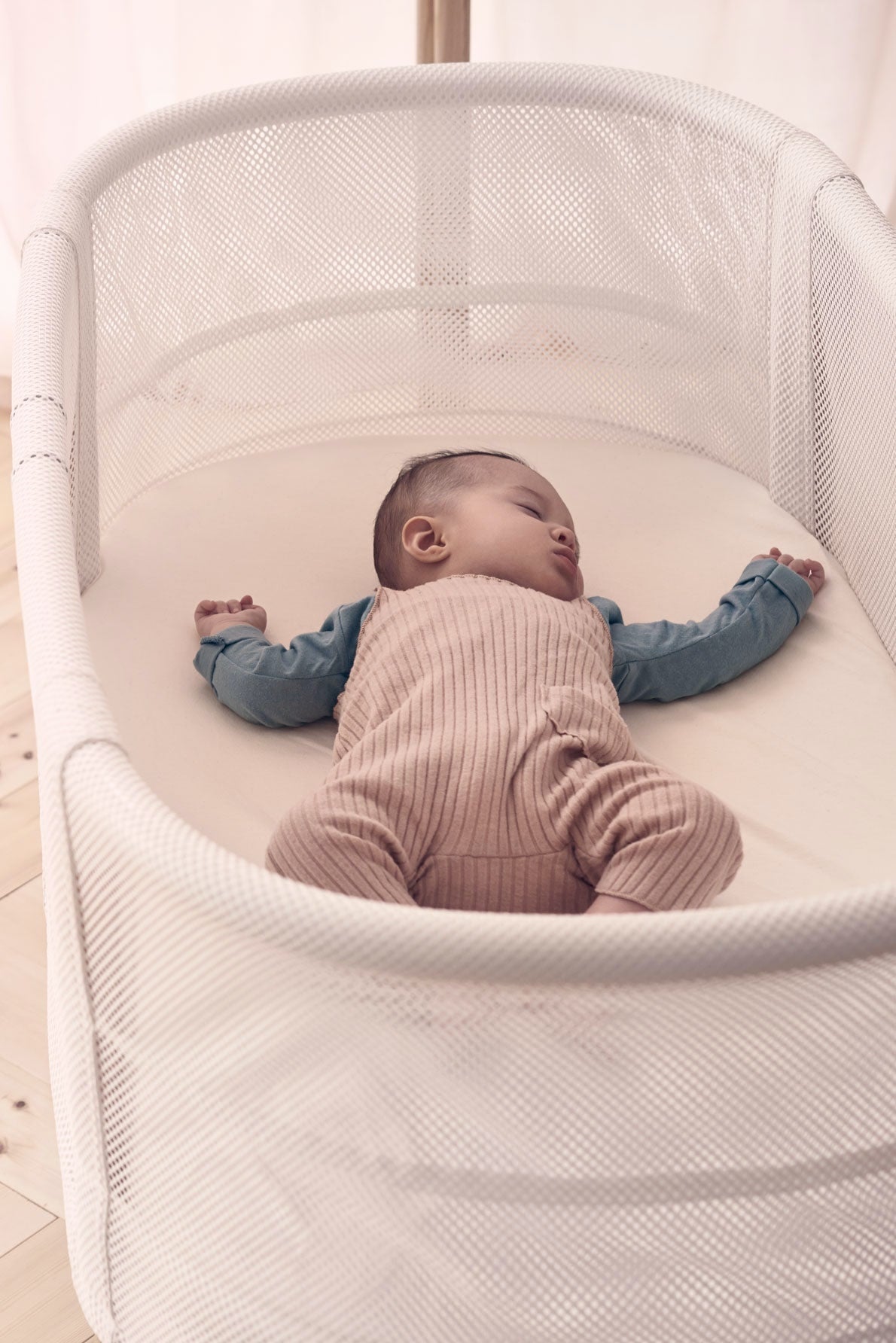 BabyBjorn - Patut reglabil pe inaltime din mesh, Alb - gogobaby.ro
