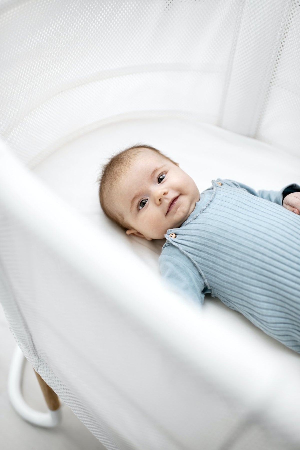 BabyBjorn - Patut reglabil pe inaltime din mesh, Alb - gogobaby.ro