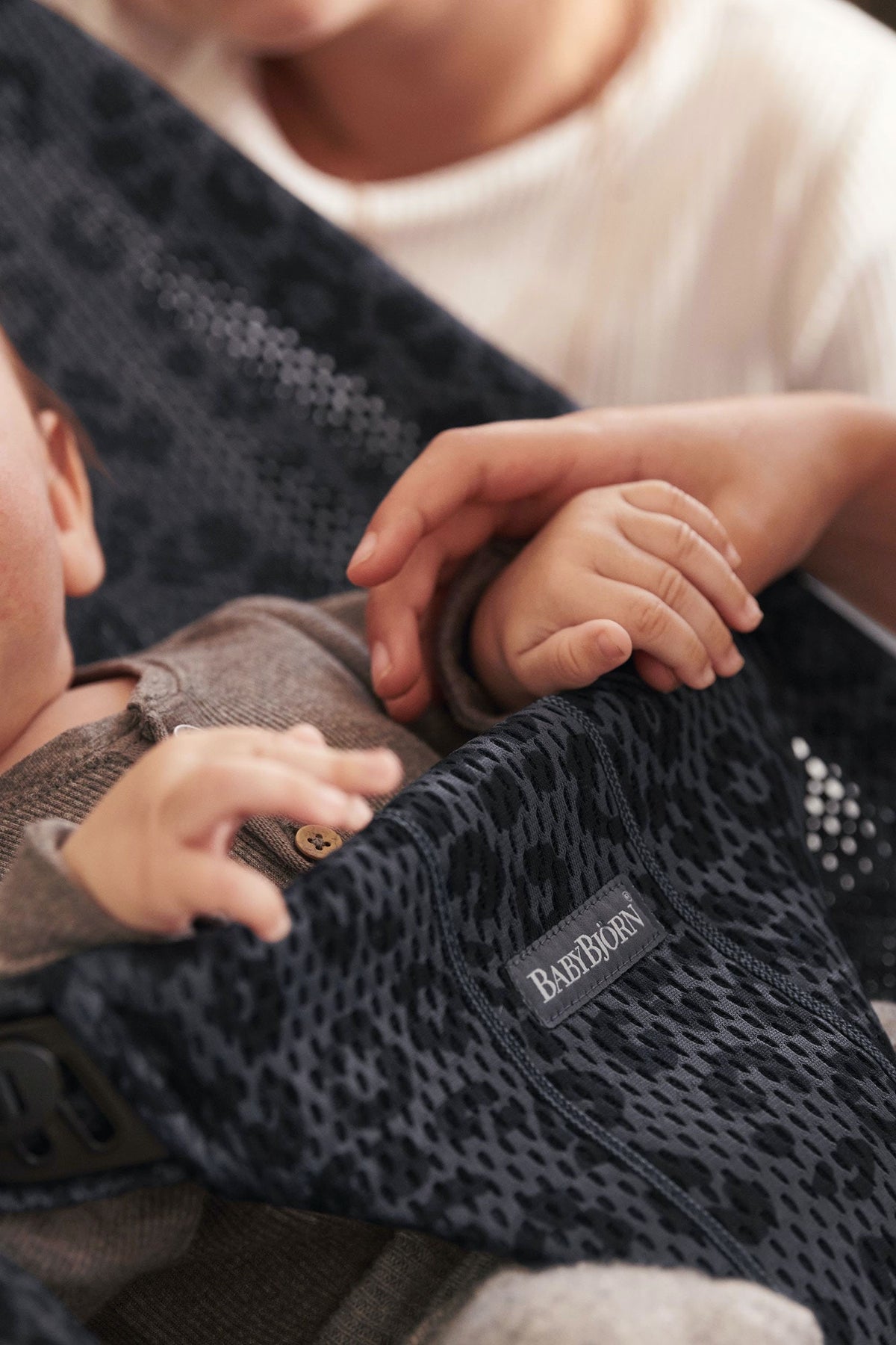 BabyBjorn -  Balansoar Bliss Antracite/Leopard Mesh - Editie Limitata - gogobaby.ro