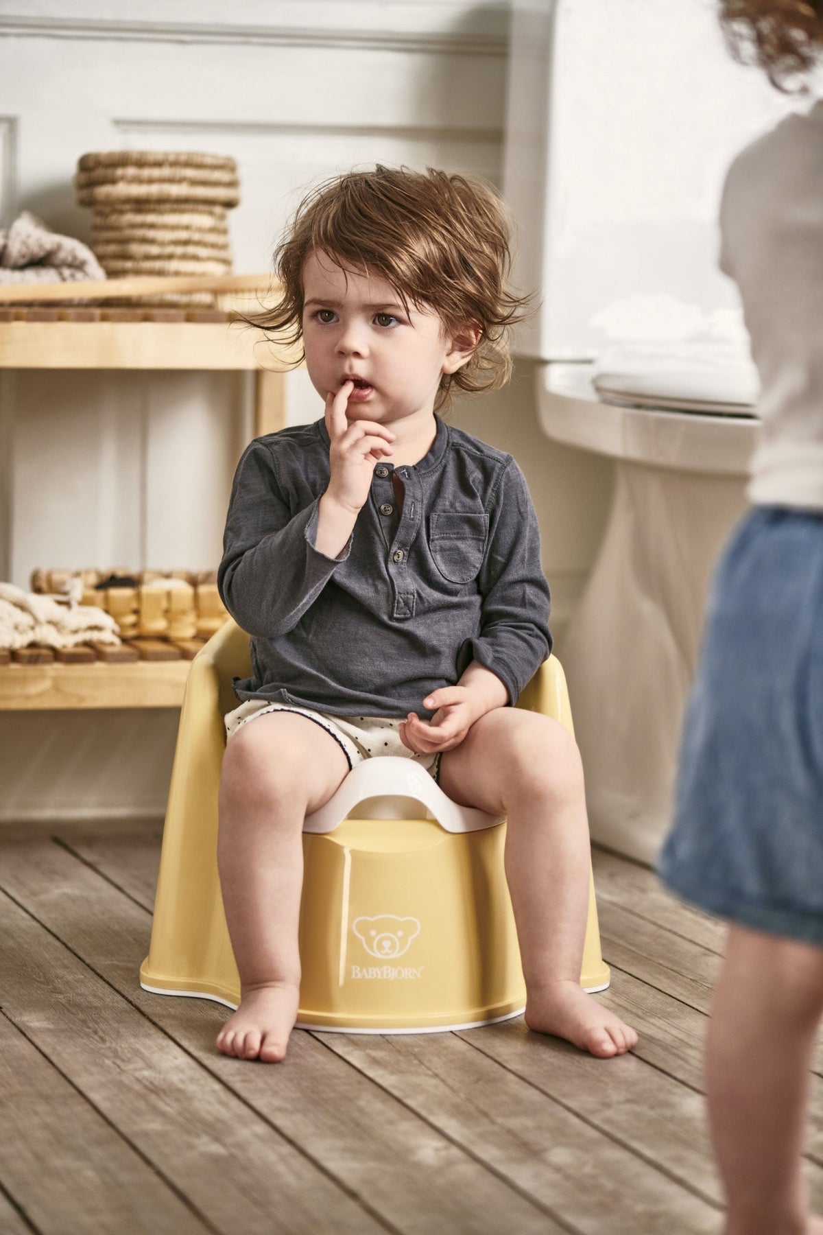 BabyBjorn - Olita cu protectie spate Potty Chair Powder Yellow/white - gogobaby.ro