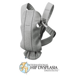 BabyBjorn - Marsupiu anatomic Mini, cu pozitii multiple de purtare, Light Grey, 3D Jersey
