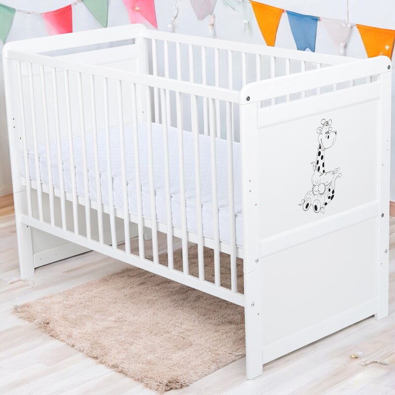 Patut din lemn bebe, Transformabil si pentru junior, 120x60 cm, Multifunctional, Din lemn de pin si mdf, Stabil si rezistent, Inaltime saltea reglabila pe 3 nivele, Laterala cu 3 bete detasabile, EN716-1, EN716-2, Alb, Babyneeds, Nadia II, Girafa - gogobaby.ro