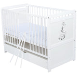 Patut din lemn bebe, Transformabil si pentru junior, 120x60 cm, Cu sertar cu capac, Din pin si mdf, Stabil si rezistent, Inaltime saltea reglabila pe 3 nivele, Laterala cu 3 bete detasabile, EN716-1, EN16-2, Alb, Babyneeds, Nadia II, Girafa