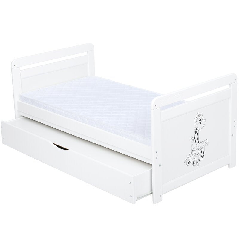 Patut din lemn bebe, Transformabil si pentru junior, 120x60 cm, Cu sertar cu capac, Din pin si mdf, Stabil si rezistent, Inaltime saltea reglabila pe 3 nivele, Laterala cu 3 bete detasabile, EN716-1, EN16-2, Alb, Babyneeds, Nadia II, Girafa
