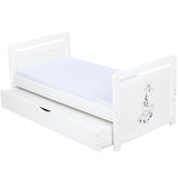 Patut din lemn bebe, Transformabil si pentru junior, 120x60 cm, Cu sertar cu capac, Din pin si mdf, Stabil si rezistent, Inaltime saltea reglabila pe 3 nivele, Laterala cu 3 bete detasabile, EN716-1, EN16-2, Alb, Babyneeds, Nadia II, Girafa