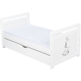 Patut din lemn bebe, Transformabil si pentru junior, 120x60 cm, Cu sertar cu capac, Din pin si mdf, Stabil si rezistent, Inaltime saltea reglabila pe 3 nivele, Laterala cu 3 bete detasabile, EN716-1, EN16-2, Alb, Babyneeds, Nadia II, Girafa