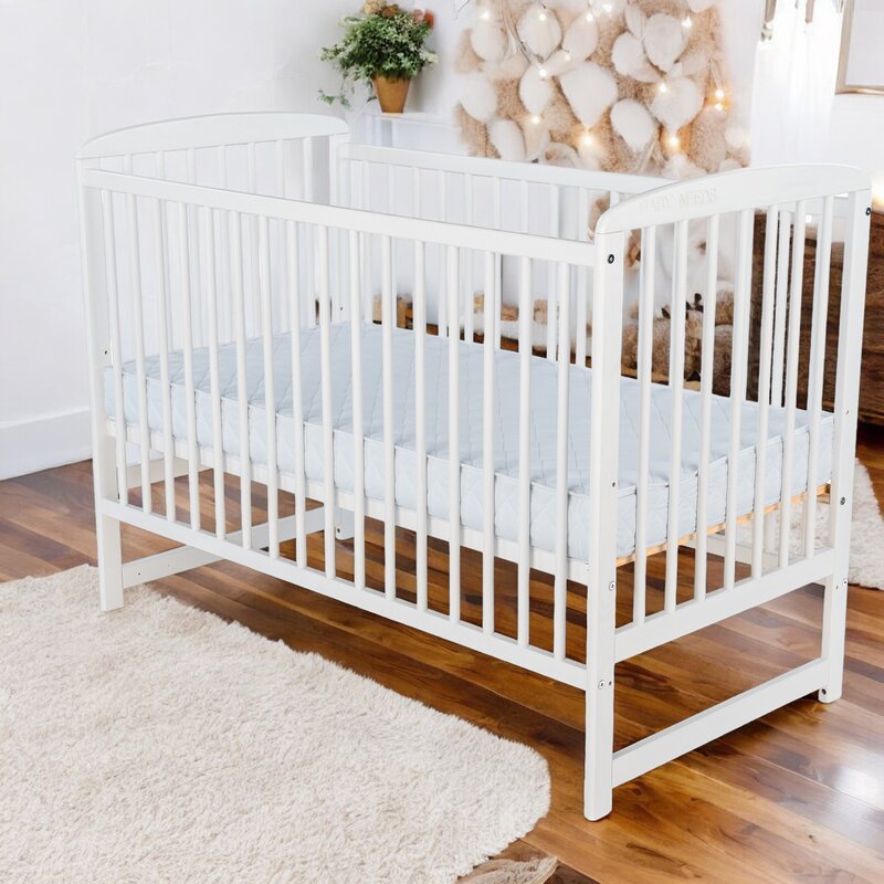 Patut din lemn bebe, 120x60 cm, Din lemn de pin, Stabil si rezistent, Inaltime saltea reglabila pe 3 nivele, Laterala cu 3 bete detasabile, EN716-1, EN716-2, Alb, Babyneeds, Ola