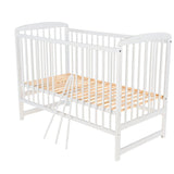 Patut din lemn bebe, 120x60 cm, Din lemn de pin, Stabil si rezistent, Inaltime saltea reglabila pe 3 nivele, Laterala cu 3 bete detasabile, EN716-1, EN716-2, Alb, Babyneeds, Ola