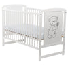 Patut din lemn bebe, 120x60 cm, Din lemn de pin si mdf, Stabil si rezistent, Inaltime saltea reglabila pe 3 nivele, Laterala cu 3 bete detasabile, EN716-1, EN716-2, Alb, Babyneeds, Timmi + Saltea 12 cm