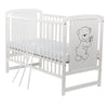 Patut din lemn bebe, 120x60 cm, Din lemn de pin si mdf, Stabil si rezistent, Inaltime saltea reglabila pe 3 nivele, Laterala cu 3 bete detasabile, EN716-1, EN716-2, Alb, Babyneeds, Timmi + Saltea 12 cm