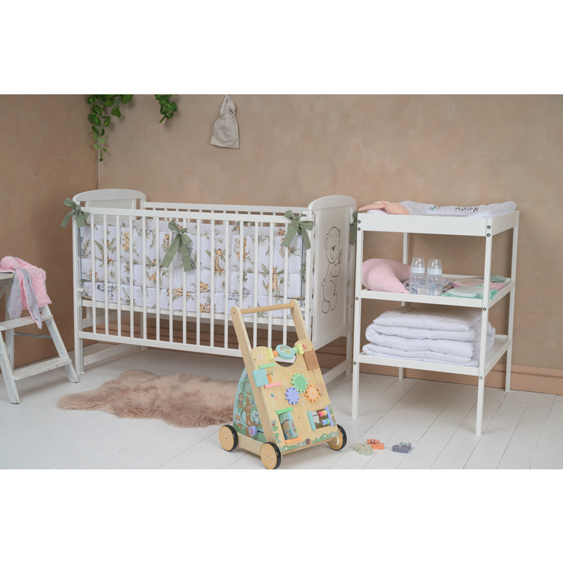 Patut din lemn bebe, 120x60 cm, Cu laterala culisanta, Din lemn de pin si mdf, Stabil si rezistent, Inaltime saltea reglabila pe 3 nivele, Laterala cu 3 bete detasabile, EN716-1, EN716-2, Alb, Babyneeds, Timmi - gogobaby.ro
