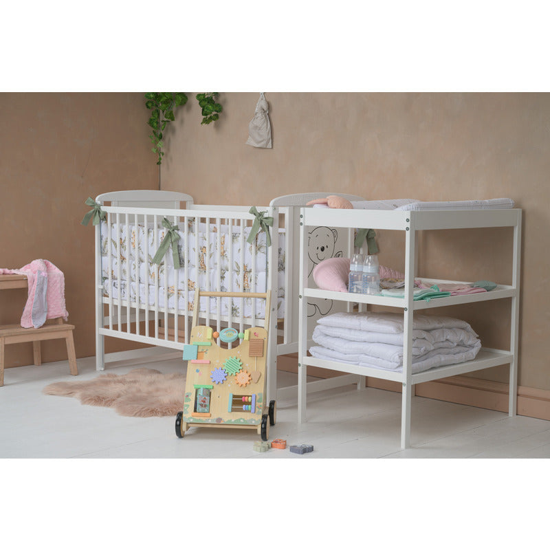 Patut din lemn bebe, 120x60 cm, Cu laterala culisanta, Din lemn de pin si mdf, Stabil si rezistent, Inaltime saltea reglabila pe 3 nivele, Laterala cu 3 bete detasabile, EN716-1, EN716-2, Alb, Babyneeds, Timmi - gogobaby.ro