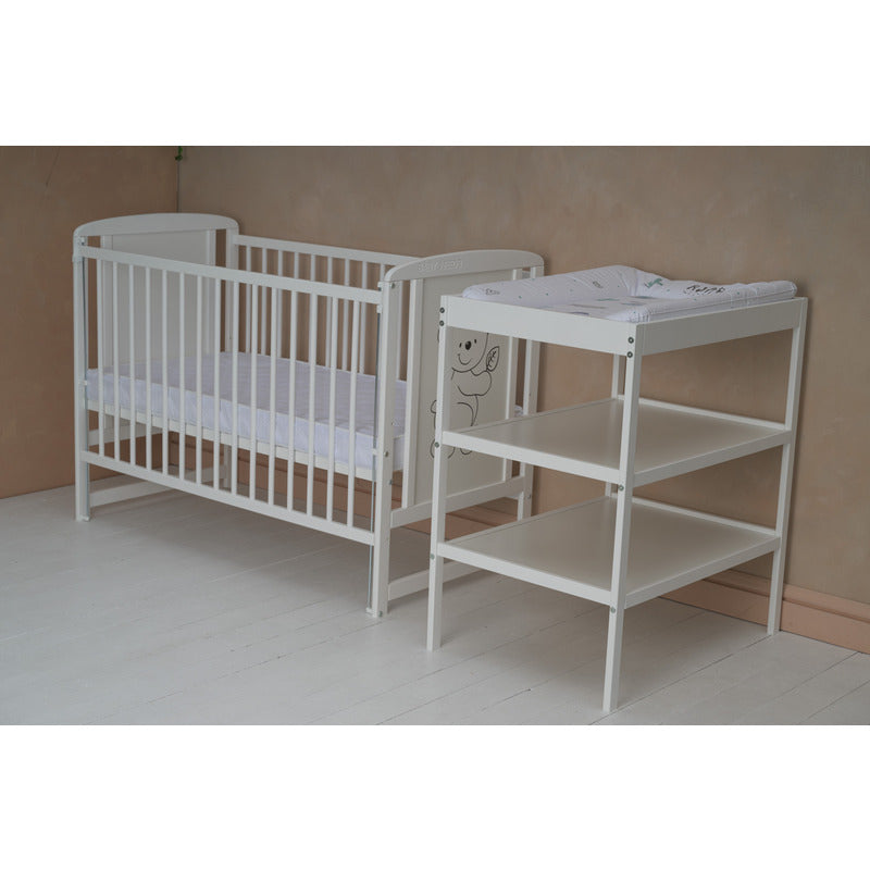 Patut din lemn bebe, 120x60 cm, Cu laterala culisanta, Din lemn de pin si mdf, Stabil si rezistent, Inaltime saltea reglabila pe 3 nivele, Laterala cu 3 bete detasabile, EN716-1, EN716-2, Alb, Babyneeds, Timmi - gogobaby.ro