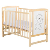 Patut din lemn bebe, 120x60 cm, Cu laterala culisanta, Din lemn de pin si mdf, Stabil si rezistent, Inaltime saltea reglabila pe 3 nivele, Laterala cu 3 bete detasabile, EN716-1, EN716-2, Natur, Babyneeds, Timmi