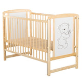 Patut din lemn bebe, 120x60 cm, Cu laterala culisanta, Din lemn de pin si mdf, Stabil si rezistent, Inaltime saltea reglabila pe 3 nivele, Laterala cu 3 bete detasabile, EN716-1, EN716-2, Natur, Babyneeds, Timmi