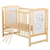 Patut din lemn bebe, 120x60 cm, Cu laterala culisanta, Din lemn de pin si mdf, Stabil si rezistent, Inaltime saltea reglabila pe 3 nivele, Laterala cu 3 bete detasabile, EN716-1, EN716-2, Natur, Babyneeds, Timmi
