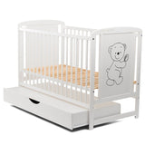 Patut din lemn bebe, 120x60 cm, Cu sertar cu capac, Din lemn de pin si mdf, Stabil si rezistent, Inaltime saltea reglabila pe 3 nivele, Laterala cu 3 bete detasabile, EN716-1, EN716-2, Alb, Babyneeds, Timmi