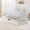 Patut din lemn bebe, 120x60 cm, Cu sertar cu capac, Din lemn de pin si mdf, Stabil si rezistent, Inaltime saltea reglabila pe 3 nivele, Laterala cu 3 bete detasabile, EN716-1, EN716-2, Alb, Babyneeds, Timmi + Saltea 8 cm