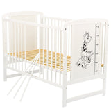 Patut din lemn bebe, 120x60 cm, Din lemn de pin si mdf, Stabil si rezistent, Inaltime saltea reglabila pe 3 nivele, Laterala cu 3 bete detasabile, EN716-1, EN716-2, Alb, Babyneeds, Timmi Girafa