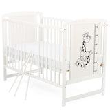 Patut din lemn bebe, 120x60 cm, Din lemn de pin si mdf, Stabil si rezistent, Inaltime saltea reglabila pe 3 nivele, Laterala cu 3 bete detasabile, EN716-1, EN716-2, Alb, Babyneeds, Timmi Girafa