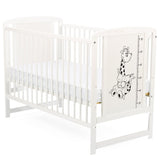 Patut din lemn bebe, 120x60 cm, Din lemn de pin si mdf, Stabil si rezistent, Inaltime saltea reglabila pe 3 nivele, Laterala cu 3 bete detasabile, EN716-1, EN716-2, Alb, Babyneeds, Timmi Girafa