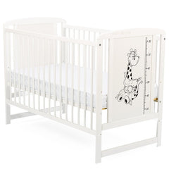 Patut din lemn bebe, 120x60 cm, Din lemn de pin si mdf, Stabil si rezistent, Inaltime saltea reglabila pe 3 nivele, Laterala cu 3 bete detasabile, EN716-1, EN716-2, Alb, Babyneeds, Timmi Girafa