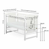 Patut din lemn bebe, 120x60 cm, Cu laterala culisanta, Din lemn de pin si mdf, Stabil si rezistent, Inaltime saltea reglabila pe 3 nivele, Laterala cu 3 bete detasabile, EN716-1, EN716-2, Alb, Babyneeds, Timmi Girafa