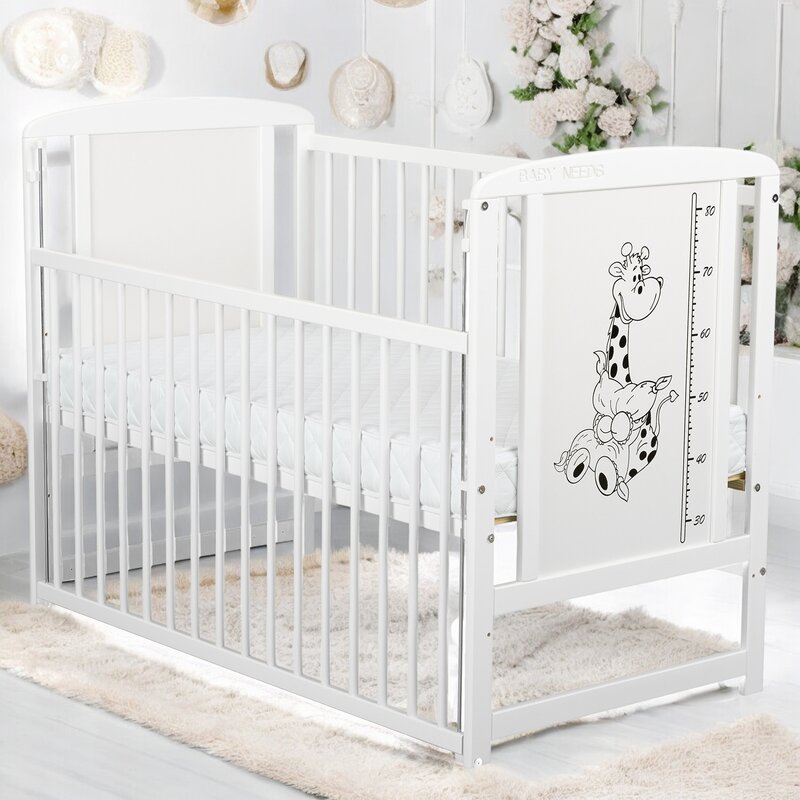 Patut din lemn bebe, 120x60 cm, Cu laterala culisanta, Din lemn de pin si mdf, Stabil si rezistent, Inaltime saltea reglabila pe 3 nivele, Laterala cu 3 bete detasabile, EN716-1, EN716-2, Alb, Babyneeds, Timmi Girafa