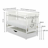 Patut din lemn bebe, 120x60 cm, Cu sertar cu capac, Din lemn de pin si mdf, Stabil si rezistent, Inaltime saltea reglabila pe 3 nivele, Laterala cu 3 bete detasabile, EN716-1, EN716-2, Alb, Babyneeds, Timmi Girafa