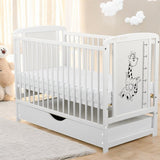 Patut din lemn bebe, 120x60 cm, Cu sertar cu capac, Din lemn de pin si mdf, Stabil si rezistent, Inaltime saltea reglabila pe 3 nivele, Laterala cu 3 bete detasabile, EN716-1, EN716-2, Alb, Babyneeds, Timmi Girafa