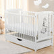 Patut din lemn bebe, 120x60 cm, Cu sertar cu capac, Din lemn de pin si mdf, Stabil si rezistent, Inaltime saltea reglabila pe 3 nivele, Laterala cu 3 bete detasabile, EN716-1, EN716-2, Alb, Babyneeds, Timmi Girafa
