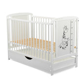 Patut din lemn bebe, 120x60 cm, Cu sertar cu capac, Din lemn de pin si mdf, Stabil si rezistent, Inaltime saltea reglabila pe 3 nivele, Laterala cu 3 bete detasabile, EN716-1, EN716-2, Alb, Babyneeds, Timmi Girafa