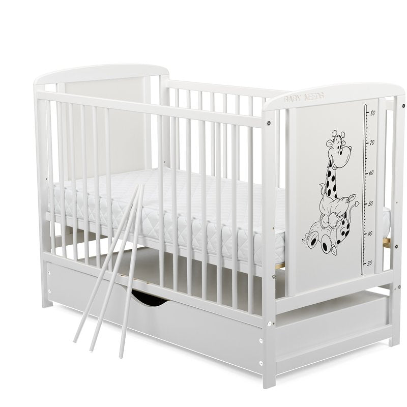 Patut din lemn bebe, 120x60 cm, Cu sertar cu capac, Din lemn de pin si mdf, Stabil si rezistent, Inaltime saltea reglabila pe 3 nivele, Laterala cu 3 bete detasabile, EN716-1, EN716-2, Alb, Babyneeds, Timmi Girafa