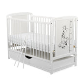 Patut din lemn bebe, 120x60 cm, Cu sertar cu capac, Din lemn de pin si mdf, Stabil si rezistent, Inaltime saltea reglabila pe 3 nivele, Laterala cu 3 bete detasabile, EN716-1, EN716-2, Alb, Babyneeds, Timmi Girafa