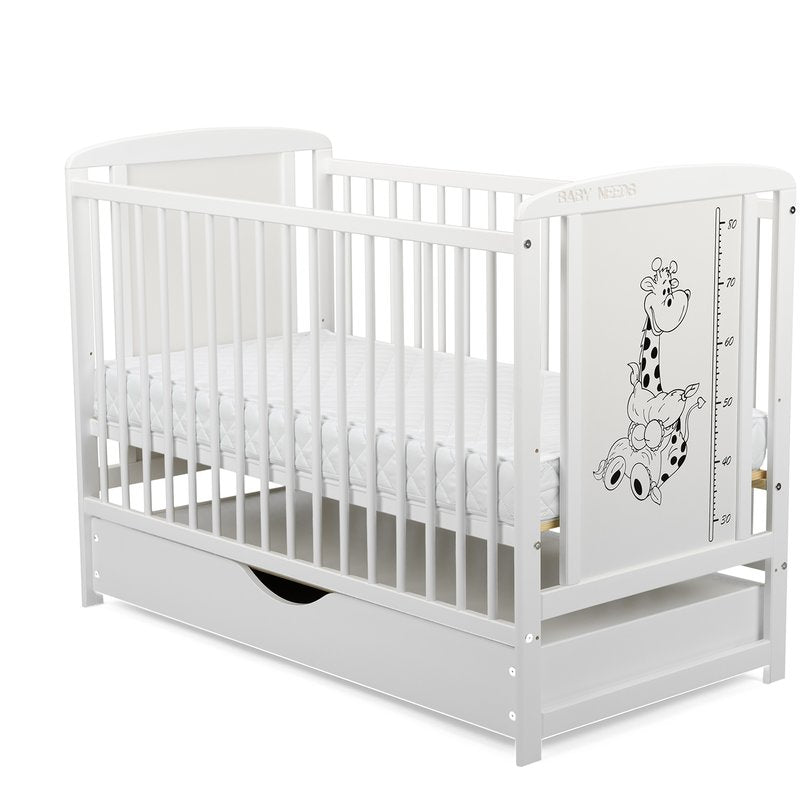 Patut din lemn bebe, 120x60 cm, Cu sertar cu capac, Din lemn de pin si mdf, Stabil si rezistent, Inaltime saltea reglabila pe 3 nivele, Laterala cu 3 bete detasabile, EN716-1, EN716-2, Alb, Babyneeds, Timmi Girafa - gogobaby.ro