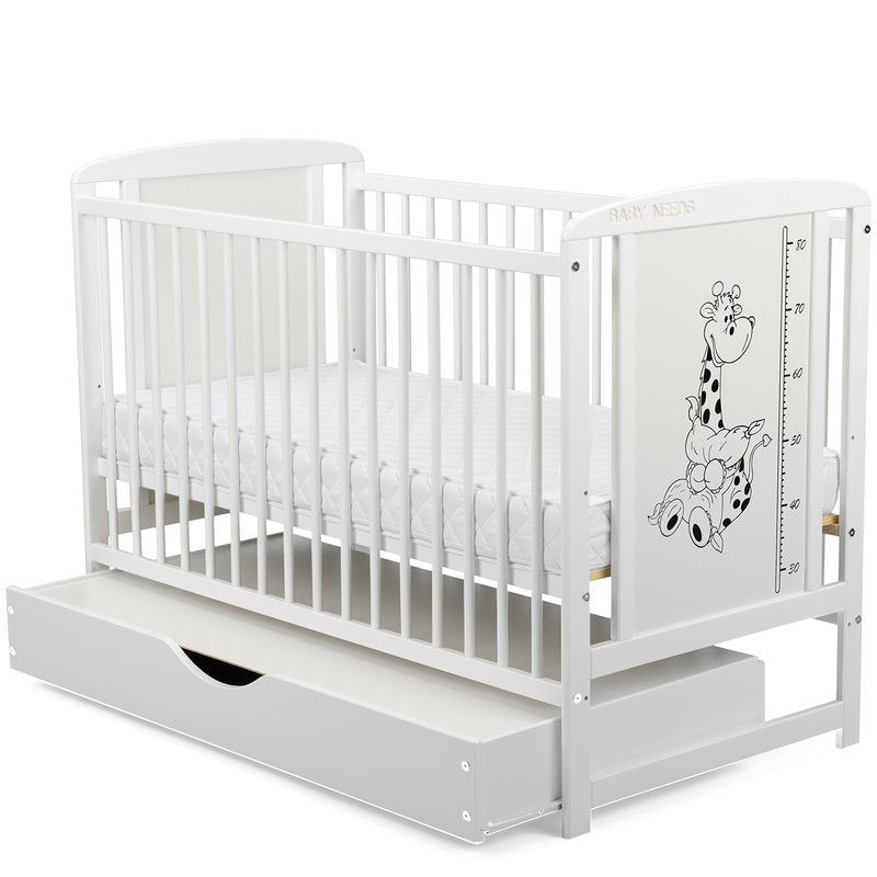 Patut din lemn bebe, 120x60 cm, Cu sertar cu capac, Din lemn de pin si mdf, Stabil si rezistent, Inaltime saltea reglabila pe 3 nivele, Laterala cu 3 bete detasabile, EN716-1, EN716-2, Alb, Babyneeds, Timmi Girafa
