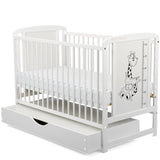 Patut din lemn bebe, 120x60 cm, Cu sertar cu capac, Din lemn de pin si mdf, Stabil si rezistent, Inaltime saltea reglabila pe 3 nivele, Laterala cu 3 bete detasabile, EN716-1, EN716-2, Alb, Babyneeds, Timmi Girafa