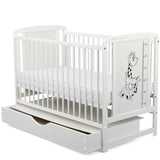Patut din lemn bebe, 120x60 cm, Cu sertar cu capac, Din lemn de pin si mdf, Stabil si rezistent, Inaltime saltea reglabila pe 3 nivele, Laterala cu 3 bete detasabile, EN716-1, EN716-2, Alb, Babyneeds, Timmi Girafa