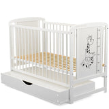 Patut din lemn bebe, 120x60 cm, Cu sertar cu capac, Din lemn de pin si mdf, Stabil si rezistent, Inaltime saltea reglabila pe 3 nivele, Laterala cu 3 bete detasabile, EN716-1, EN716-2, Alb, Babyneeds, Timmi Girafa