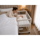 Patut co-sleeper, Qmini, Dalia, Multifunctional, 90x50 cm, Din lemn de pin, Reglabil pe orice treapta de inaltime la patul parintilor, Sistem de ancorare si roti cu frana incluse, Alb