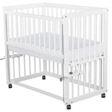 Patut co-sleeper, Qmini, Dalia, Multifunctional, 90x50 cm, Din lemn de pin, Reglabil pe orice treapta de inaltime la patul parintilor, Sistem de ancorare si roti cu frana incluse, Alb + Saltea 8 cm