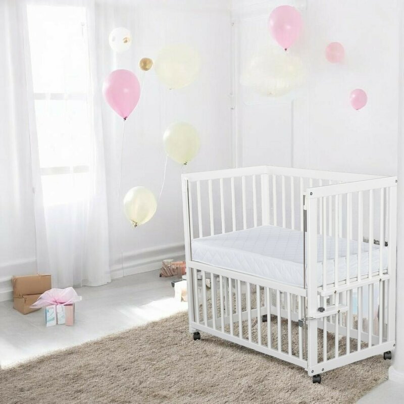 Patut co-sleeper, Qmini, Dalia, Multifunctional, 90x50 cm, Din lemn de pin, Reglabil pe orice treapta de inaltime la patul parintilor, Sistem de ancorare si roti cu frana incluse, Alb + Saltea 8 cm