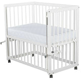 Patut co-sleeper, Qmini, Dalia, Multifunctional, 90x50 cm, Din lemn de pin, Reglabil pe orice treapta de inaltime la patul parintilor, Sistem de ancorare si roti cu frana incluse, Alb + Saltea 8 cm