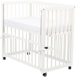 Patut co-sleeper, Qmini, Dalia, Multifunctional, 90x50 cm, Din lemn de pin, Reglabil pe orice treapta de inaltime la patul parintilor, Sistem de ancorare si roti cu frana incluse, Alb + Saltea 8 cm