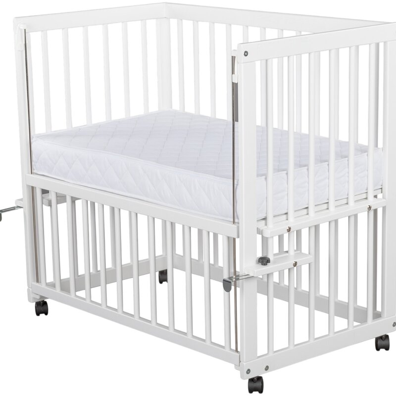 Patut co-sleeper, Qmini, Dalia, Multifunctional, 90x50 cm, Din lemn de pin, Reglabil pe orice treapta de inaltime la patul parintilor, Sistem de ancorare si roti cu frana incluse, Alb + Saltea 8 cm