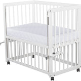 Patut co-sleeper, Qmini, Dalia, Multifunctional, 90x50 cm, Din lemn de pin, Reglabil pe orice treapta de inaltime la patul parintilor, Sistem de ancorare si roti cu frana incluse, Alb + Saltea 8 cm